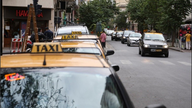 Los taxistas se reunieron con funcionarios de seguridad por un aumento de robos en la ciudad. 