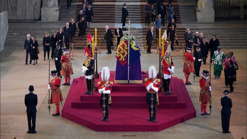 Los guardaespaldas que custodian el féretro de Isabel II hacen relevos cada 20 minutos.