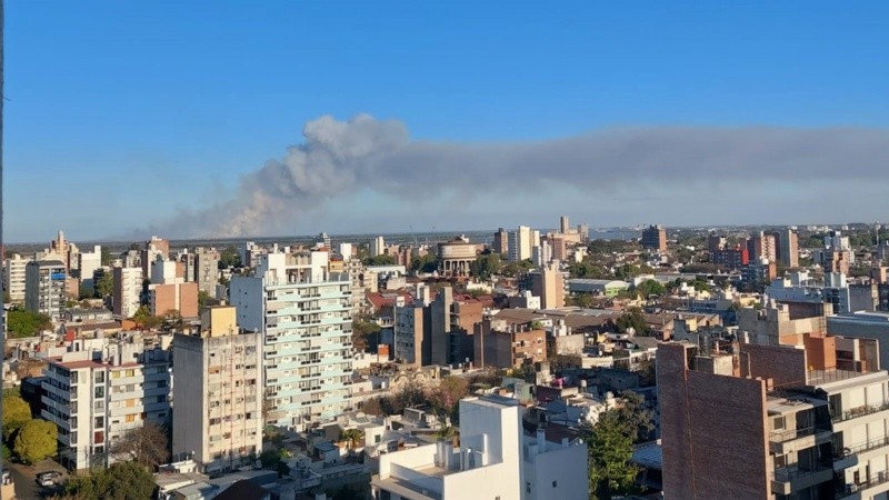 El humo gris amenazaba desde Villa Gobernador Gálvez hacia el sur.