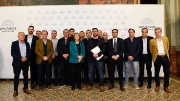 Los legisladores junto al ministro de Ambiente.