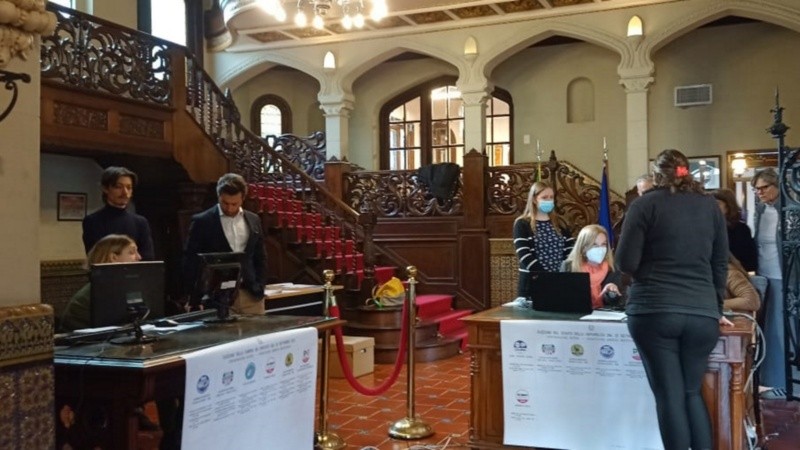 Los ciudadanos italianos consultan en el Consulado rosarino.