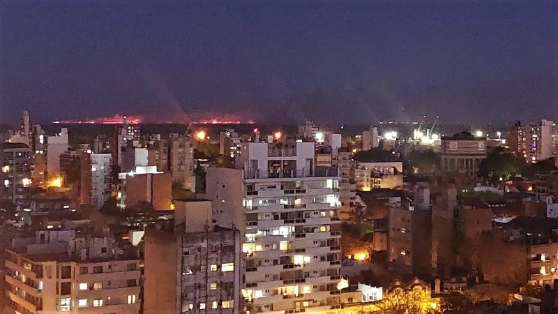 Así se veían las nuevas llamas desde Rosario al caer la noche.