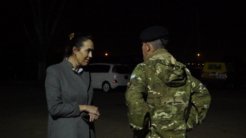 La ministra en la base operativa que se montó en Alvear.