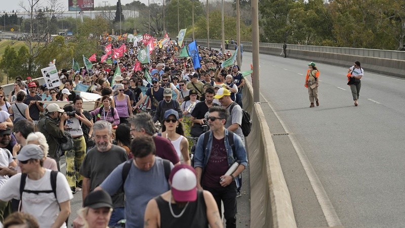 La marcha se realizó hasta la mitad del puente y luego inició el acampe.