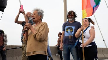 Miles de personas marcharon hacia el puente Rosario Victoria para decirle basta a las quemas en las islas.