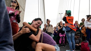 Miles de personas marcharon hacia el puente Rosario Victoria para decirle basta a las quemas en las islas.