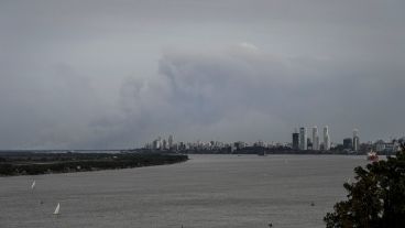 Se vieron varios focos de incendios durante la marcha de este sábado por la tarde.