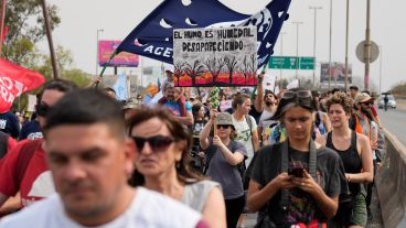 Miles de personas marcharon hacia el puente Rosario Victoria para decirle basta a las quemas en las islas.