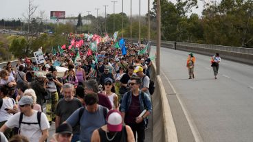 Miles de personas marcharon hacia el puente Rosario Victoria para decirle basta a las quemas en las islas.