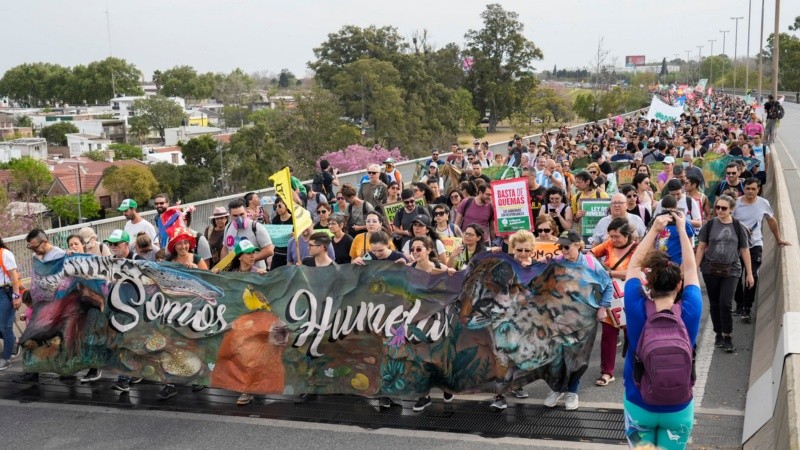 La histórica marcha sobre el puente a Victoria.