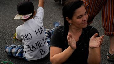 Miles de personas marcharon hacia el puente Rosario Victoria para decirle basta a las quemas en las islas.