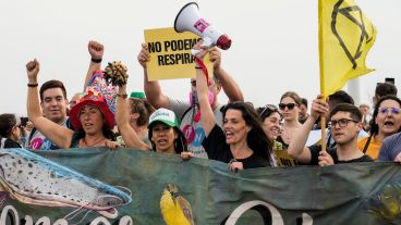 Miles de personas marcharon hacia el puente Rosario Victoria para decirle basta a las quemas en las islas.