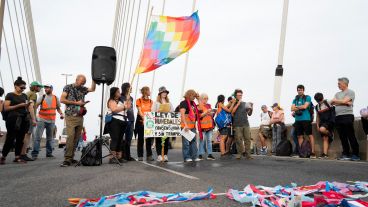 Miles de personas marcharon hacia el puente Rosario Victoria para decirle basta a las quemas en las islas.