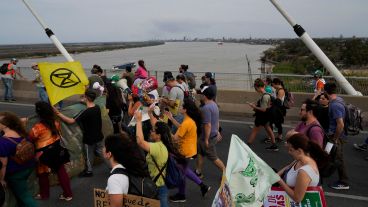 Se vieron varios focos de incendios durante la marcha de este sábado por la tarde.