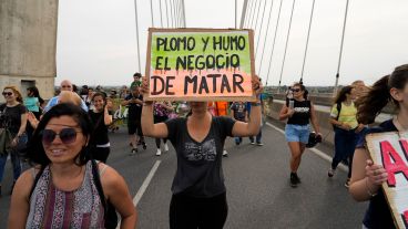Miles de personas marcharon hacia el puente Rosario Victoria para decirle basta a las quemas en las islas.