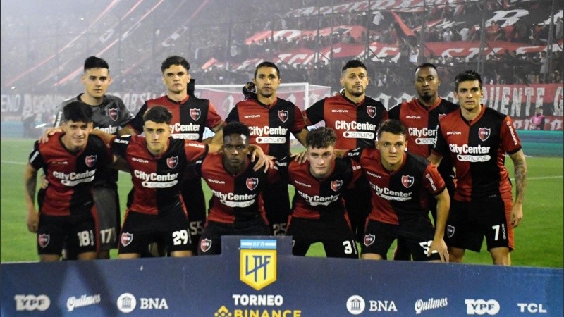 Los once titulares leproso que salieron al Coloso para jugar contra Sarmiento.