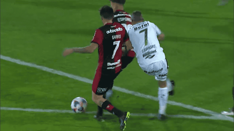 El momento de la caída de Lisandro López en el borde del área grande.