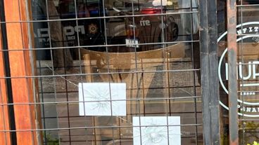 Los impactos de bala contra el frente del local.