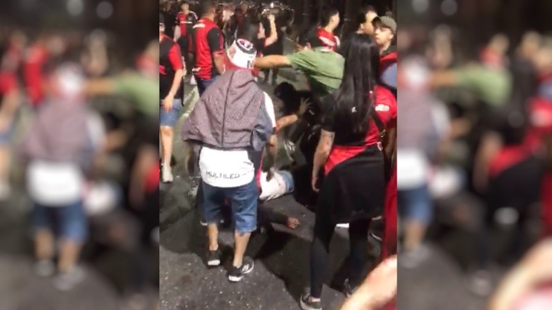 “Basta de reprimir a los socios e hinchas de Newells”, es el reclamo en redes sociales.