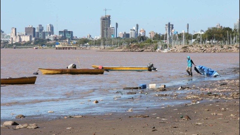 En el verano pasado el río llegó a niveles bajo cero en Rosario.