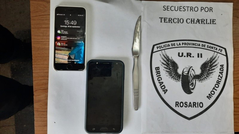 Los teléfonos que el delincuente tenía entre sus pertenencias.