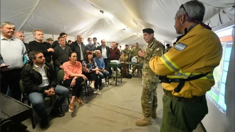 Cabandié junto a intendentes y funcionarios en su visita al comando operativo.