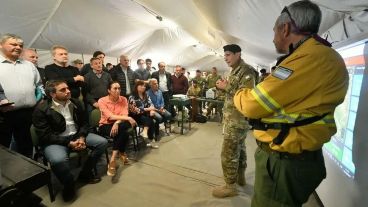 Cabandié junto a intendentes y funcionarios en su visita al comando operativo.