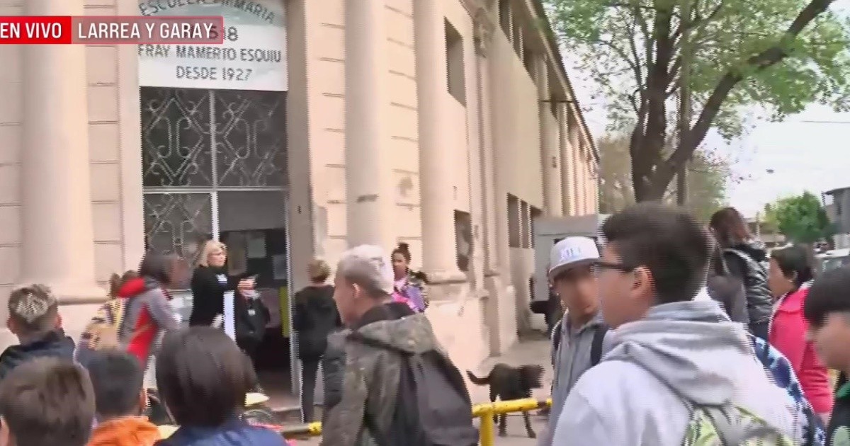Tensión en la puerta de una escuela por una denuncia de un alumno ...