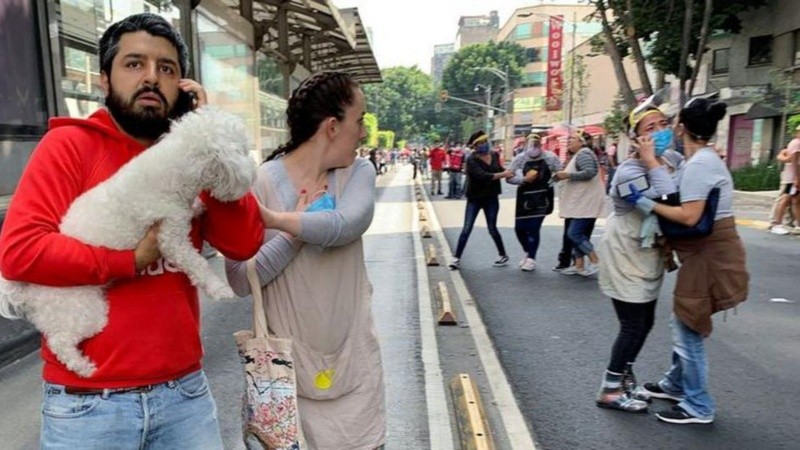 Cientos de personas en las calles de la ciudad de México tras el fuerte sismo de este lunes. 
