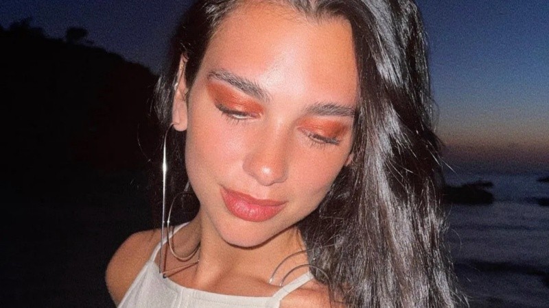 La cantante Dua Lipa ya se mostró con esta tendencia
