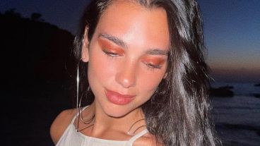 La cantante Dua Lipa ya se mostró con esta tendencia