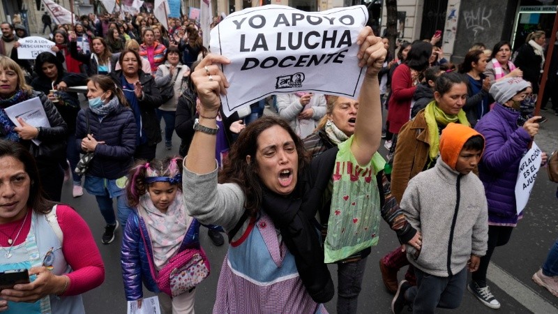 Las críticas al gobierno provincial se hicieron visibles en la marcha docente.
