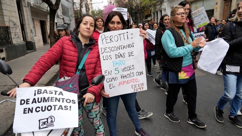 Los docentes se quejaron por el descuento de los días no trabajado y el aumento en cuotas.