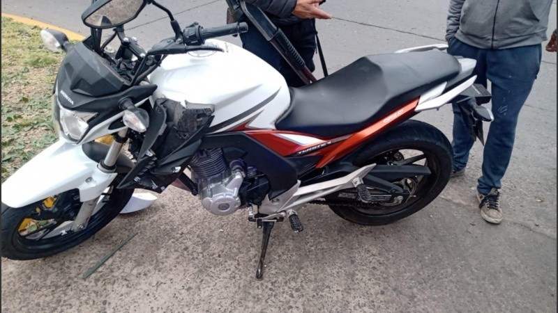 La Honda Twister 250 en la que se movilizaban los asaltantes.