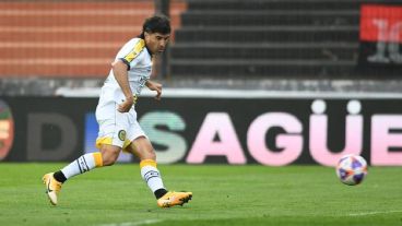 Ignacio Malcorra llegó libre por la izquierda y definió desviado.