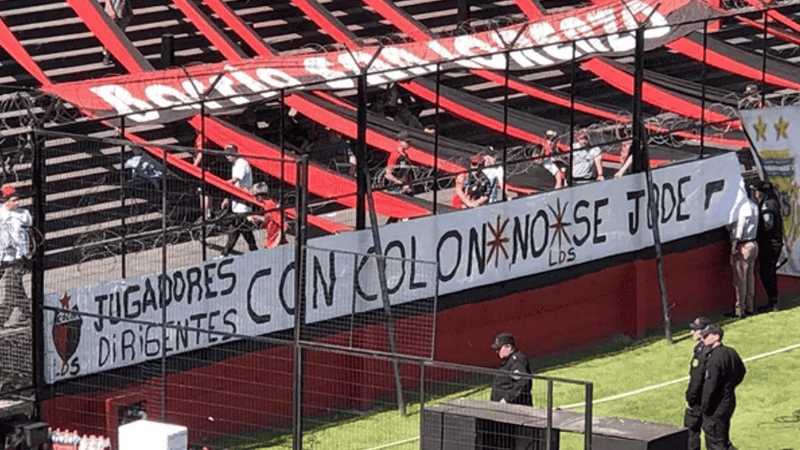 En el partido anterior los hinchas colocaron una bandera que decía 