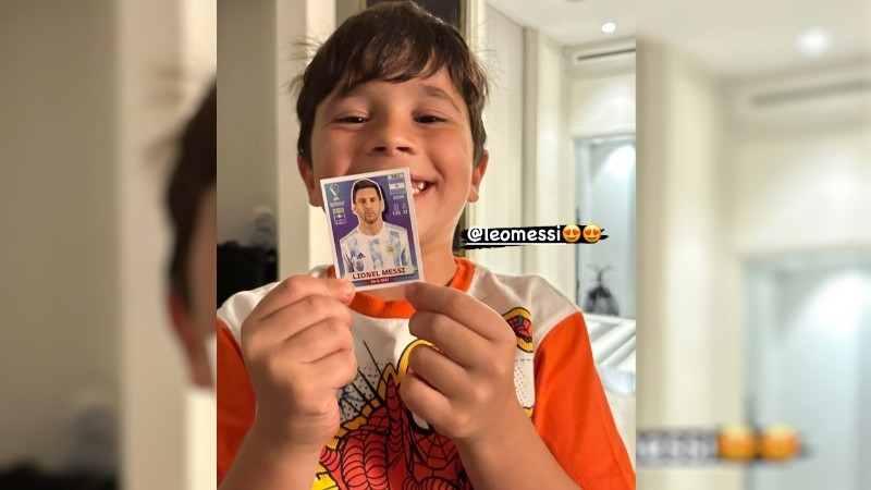 La escasez de figuritas no llegó a París. Mateo Messi anda abriendo paquetes. 