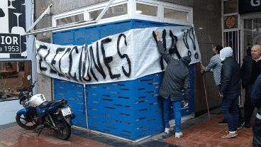 Los hinchas envolvieron la sede con una pancarta que pedía "Elecciones ya".