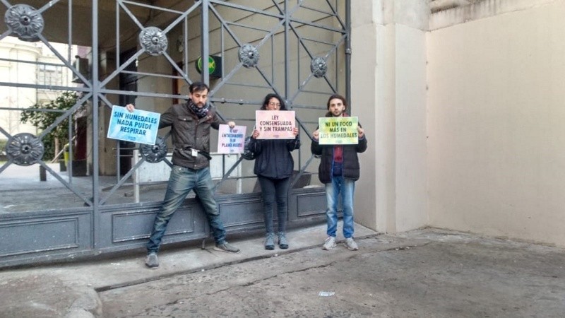 Los manifestantes aseguraron que se quedarán hasta tener precisiones de lo que pasa en el Congreso de la Nación.