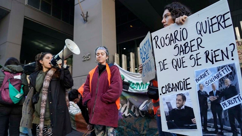 Manifestantes ambientalistas en el Congreso de la Nación. 