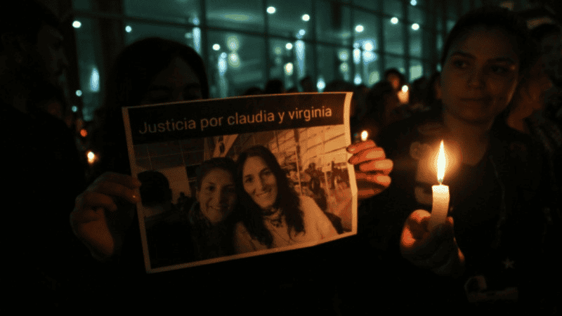 Familiares y amigos de Virginia y Claudia manifestándose frente al Heca.