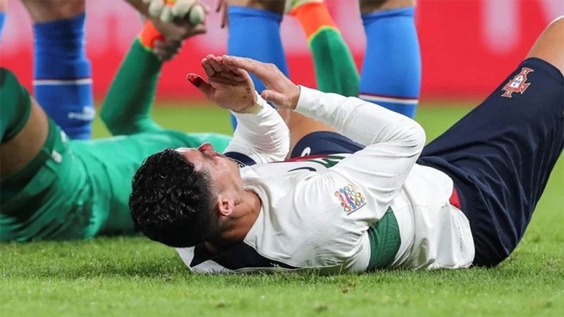 CR7 tuvo que ser asistido por un corte en la nariz. Siguió jugando y su equipo goleó.