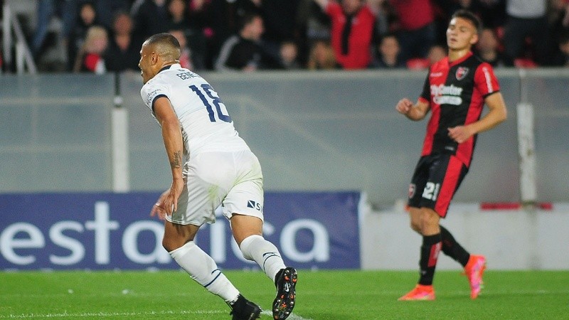 Benegas celebra su gol ante la mirada de Campagnaro.