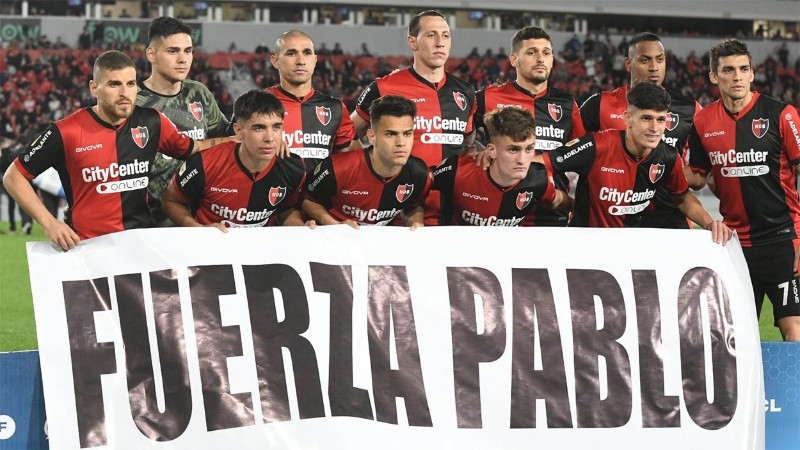 El equipo salió al campo con una bandera en apoyo a Pablo Pérez.