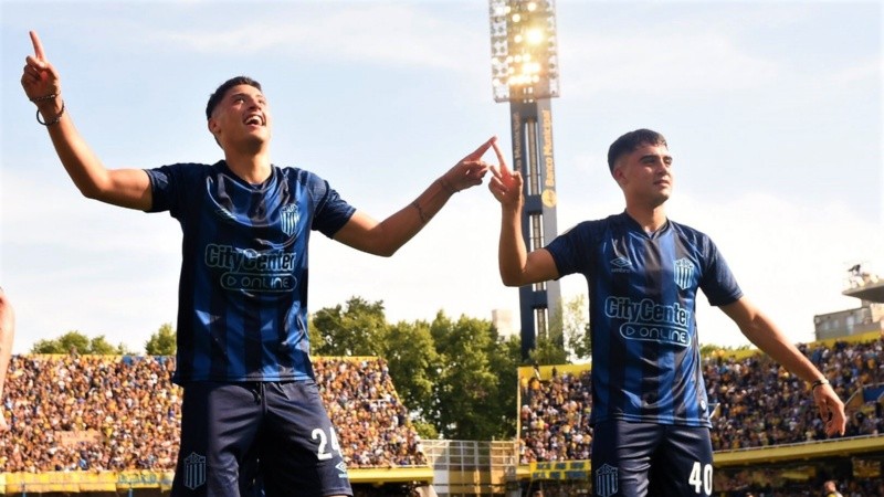 Los pibes se divierten. Véliz y Buonanotte festejan el empate en el primer tiempo.