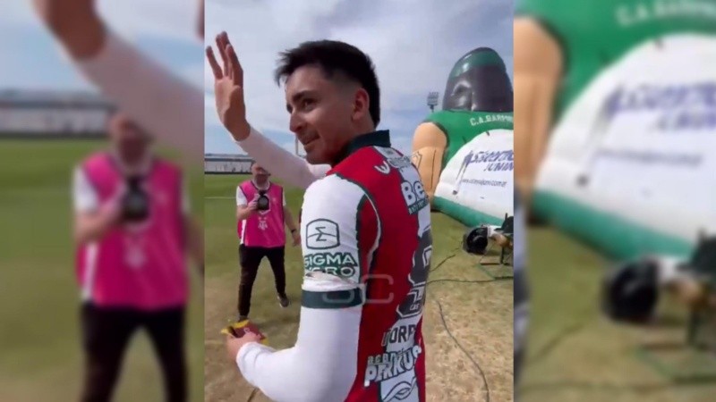 El delantero de Sarmiento canjeó su pantalón por varios paquetes de figuritas del Mundial. 