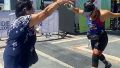 Video emocionante: terminó última en una maratón y su mamá la esperó en la meta con los brazos abiertos