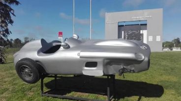 La réplica del Mercedes Benz del "Chueco" fue vandalizada, pero desde el Museo Fangio aclararon que no tiene vinculación con el conflicto del neumático.