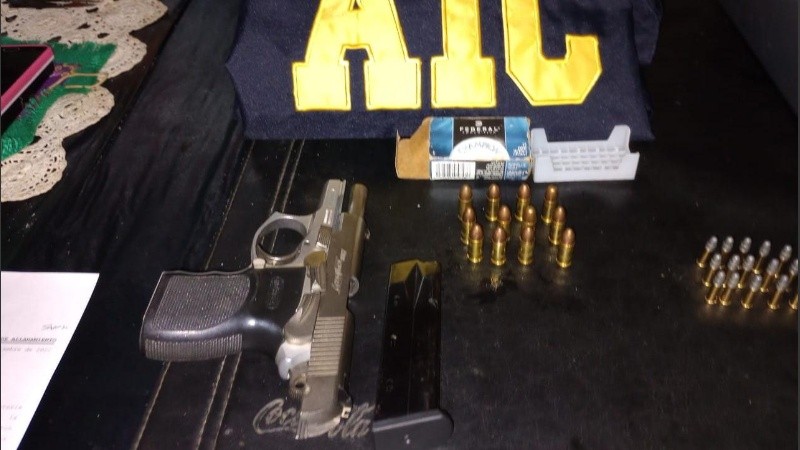 El arma incautada en el departamento de barrio Rucci.