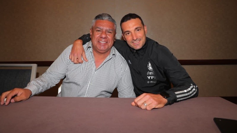 Tapia y Scaloni en una foto que se tomaron antes de la Copa del Mundo en Qatar. 